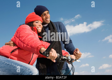 Multi-ethnischen paar mit Fahrrad Stockfoto