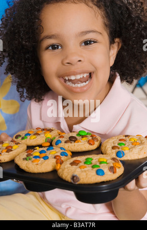 Afrikanische Mädchen halten Muffins Stockfoto