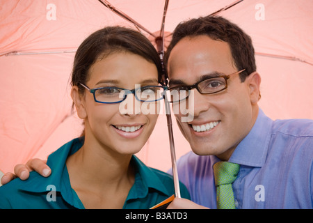 Hispanische paar stehen unter Dach Stockfoto