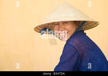 Eine vietnamesische Frau in traditioneller Kleidung Stockfoto