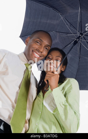 Hispanische paar stehen unter Dach Stockfoto