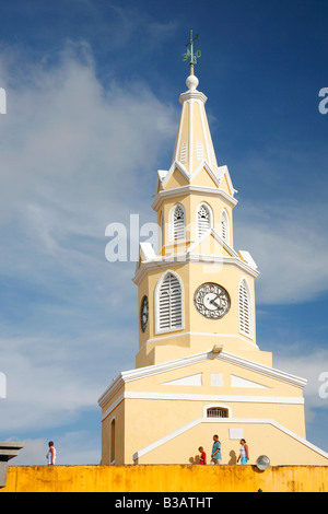 Die berühmten Clocktower Cartagenas de Indiens mit Menschen an der Wand unten Stockfoto