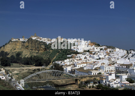 Gesamtansicht der Hügel der Stadt Arcos De La Frontera an der Ruta de Los Pueblos Blancos Andalusien Spanien Stockfoto