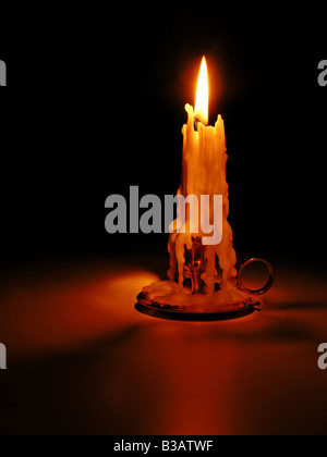 Candle-light mit Wachs Bildung auf schwarzem Hintergrund. Stockfoto