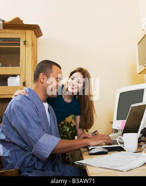 Multi-ethnischen paar zu Hause arbeiten Stockfoto