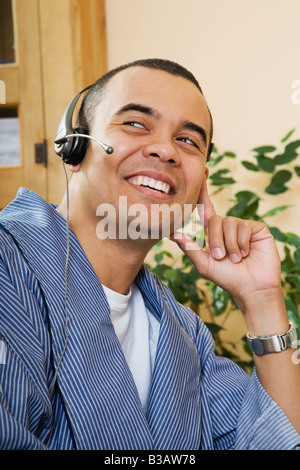 Pacific Islander Mann tragen Kopfhörer Stockfoto