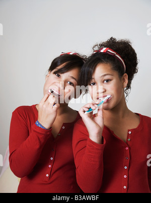 Afrikanische Zwillingsschwestern Zähneputzen Stockfoto