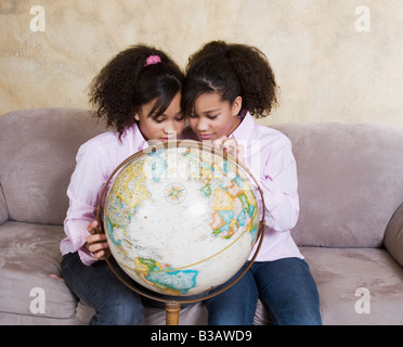 Afrikanische Zwillingsschwestern, die Welt zu betrachten Stockfoto