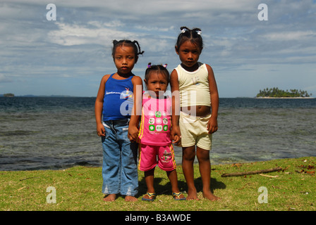 Indische Schwestern Kuna, Rio Sidra-Bereich, Archipel San Blas, Panama, Mittelamerika Stockfoto