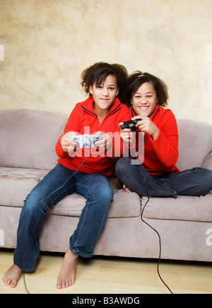 Afrikanische Zwillingsschwestern spielen von Videospielen Stockfoto