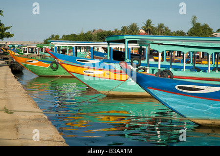 Bunten touristischen Boote Linie oben am Kai in Hoi an, Zentral-Vietnam Stockfoto