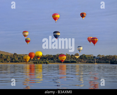 Heißluftballons fliegen über den Lake Burley Griffin Canberra-Australien Stockfoto