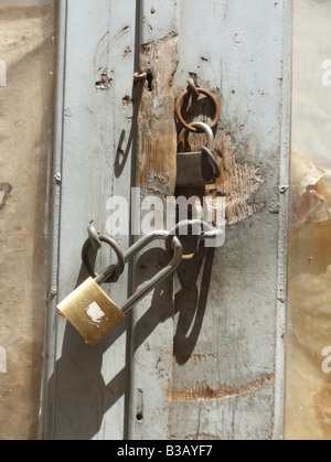 zwei Vorhängeschlösser an alten Holzhaus Tür Stockfoto
