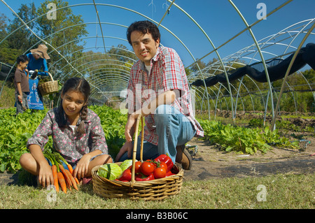 Multi-ethnischen Vater und Tochter mit Bio-Produkten Stockfoto