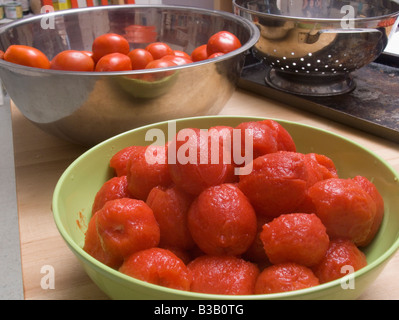 geschälte Eiertomaten Stockfoto