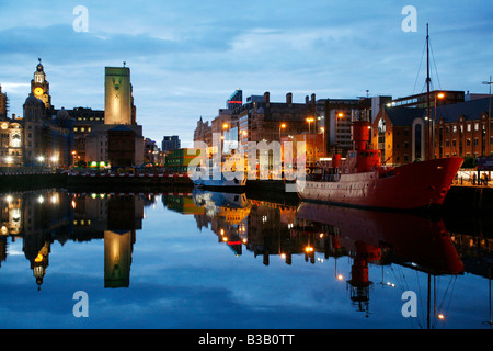 Juli 2008 - die Rotlicht-Schiff am Dock neben Albert canning dock mit der Leber, die Gebäude im Hintergrund Liverpool England Stockfoto