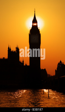 LONDON, Großbritannien - 24. APRIL 2008: Big Ben Silhouetted in night Sky Stockfoto