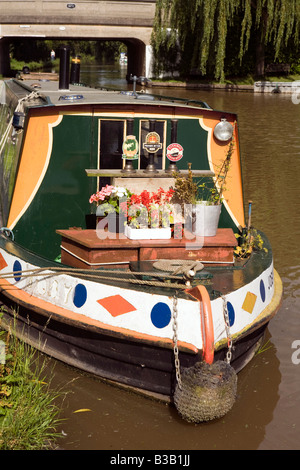 UK Cheshire Waverton Narrowboat Joby vertäut am Ufer des Shropshire Union Canal mit Bier Handpumpen auf Bug Stockfoto
