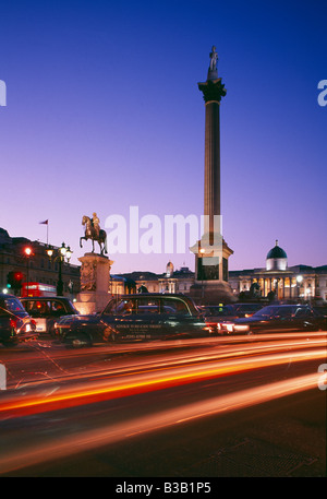 Nelson Säule und London taxis (Taxis) auf dem Trafalgar Square an der Dämmerung, London, England, UK Stockfoto