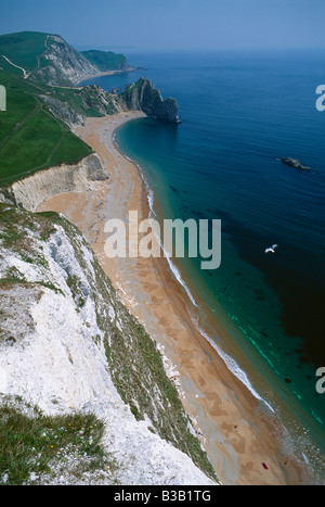 mit Blick auf den Strand von Durdle Door von Bat Kopf auf der Jurassic Coast, Dorset, England, UK Stockfoto