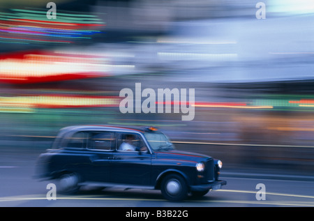 schwarzes Taxi an Geschwindigkeit, Piccadilly Square, West End, London, England, UK Stockfoto