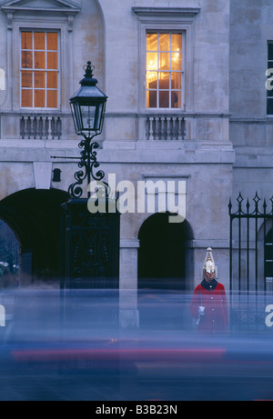 ein Soldat der Household Cavalry (Rettungsschwimmer) auf Wache an der Horse Guards, Whitehall, London, England, UK Stockfoto