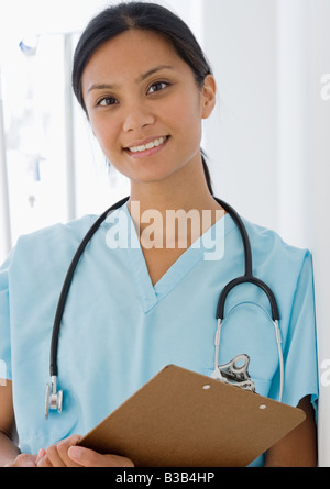 Pacific Islander Ärztin hält Diagramm Stockfoto