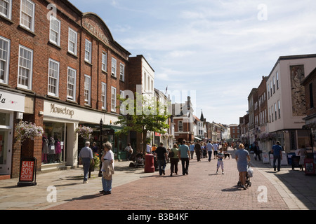 Blick entlang der Straße Fußgängerzone in kleinen City Shopping Centre. Chichester West Sussex England Großbritannien Großbritannien Stockfoto