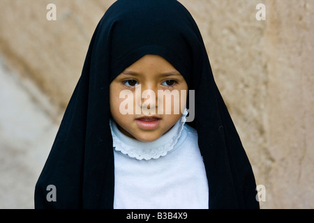 Junge Mädchen tragen einen schwarzen Tschador in Yazd, Iran Stockfoto