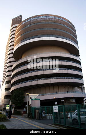 Aurora City-Parkplatz in Chiba, Japan. Das mehrstöckige Parkhaus hat eine spiralförmige Rampe. Stockfoto