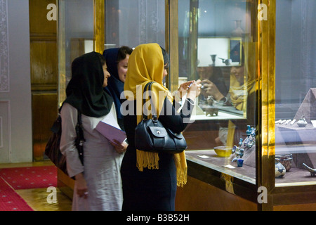 Junge Frauen, die ein Bild von einer Ausstellung in der Glas- und Keramik-Museum in Teheran-Iran Stockfoto