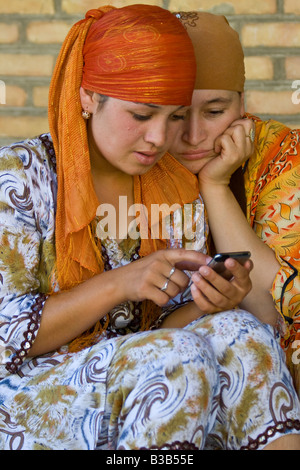 Junge usbekische Frauen mit ein Apple iPod Touch in Buchara Usbekistan Stockfoto