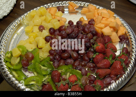 Silber Obstteller einschließlich Ananas, Erdbeeren, Trauben, Kiwi, Melone. Stockfoto