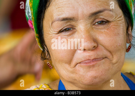 Usbekische Frau in dem Siab-Markt in Samarkand, Usbekistan Stockfoto