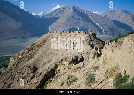 Ansicht des Hindu Kush Berge von Afghanistan aus Yamchun oder Zulkhomor Fort in Yamchun Tadschikistan Stockfoto