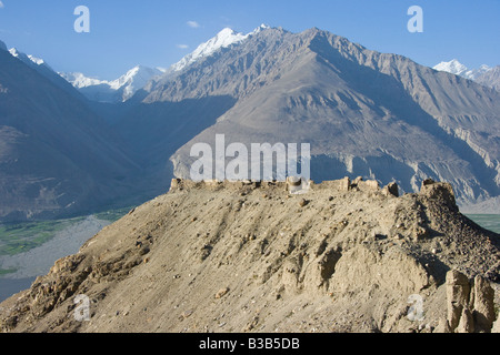 Ansicht des Hindu Kush Berge von Afghanistan aus Yamchun oder Zulkhomor Fort in Yamchun Tadschikistan Stockfoto