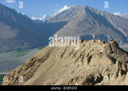 Ansicht des Hindu Kush Berge von Afghanistan aus Yamchun oder Zulkhomor Fort in Yamchun Tadschikistan Stockfoto