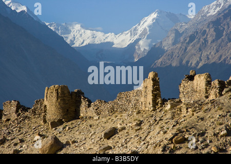 Ansicht des Hindu Kush Berge von Afghanistan aus Yamchun oder Zulkhomor Fort in Yamchun Tadschikistan Stockfoto