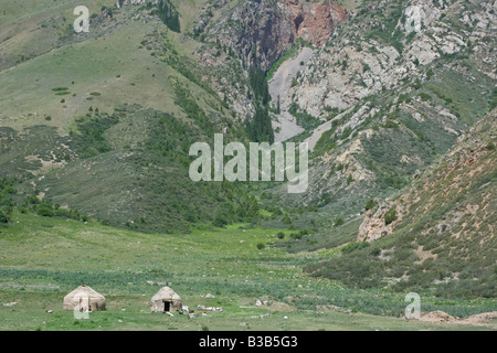 Jurten in den Bergen auf dem Weg zum Song-Kul-See in Kirgisistan Stockfoto