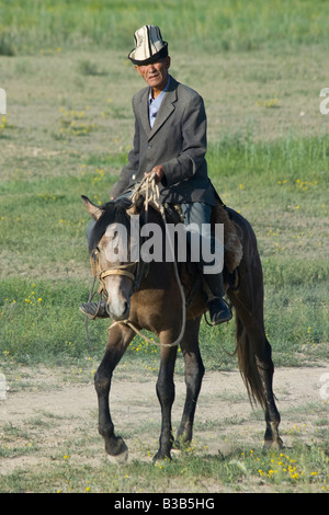 Kirgisischen Mann hoch zu Ross auf dem Weg zu den Torugart-Pass in Kygryzstan Stockfoto