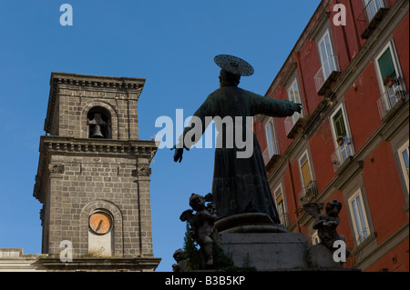 Statue von San Gaetano, Campanile von San Lorenzo Maggiore mit historischen Häusern der Via San Gregorio Armeno Stockfoto