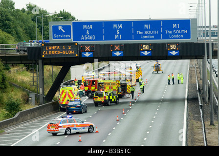 Notdienste sammeln über die Autobahn m1 nach einem fiesen Verkehrsunfall in den Midlands, England. Stockfoto