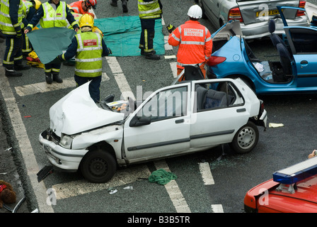 Rettungsdienste, die an einem schweren Verkehrsunfall auf der Autobahn M1 in den midlands, England, teilnahmen. Stockfoto