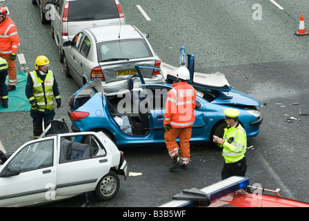 Rettungsdienste, die Teilnahme an einem fiesen Verkehrsunfall auf der Autobahn m1 in den Midlands-Großbritannien Stockfoto