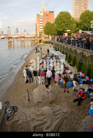 eine Beach-Party für YCN Live am Sandstrand von South Bank der Themse Stockfoto