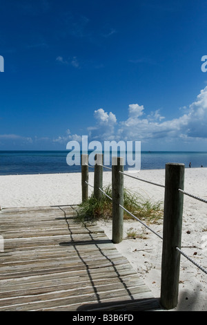 einem ruhigen und einsamen weißen Sandstrand in Florida USA Stockfoto