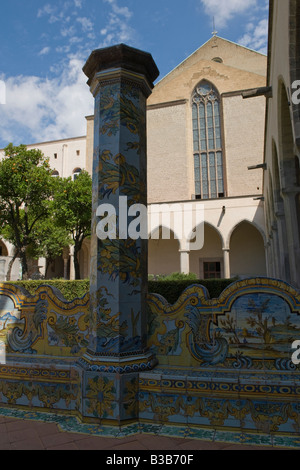 Gekachelte Kreuzgang von Santa Chiara Stockfoto