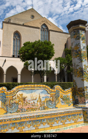 Gekachelte Kreuzgang von Santa Chiara Stockfoto