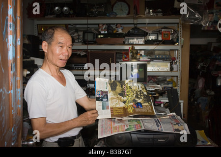 Pensionierte taiwanesische Chinesen radio Ingenieur mit alten Magazin mit sich selbst, Tainan, Taiwan-Republik von China (ROC) Stockfoto