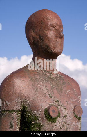 Eine von Antony Gormley Gusseisen Statuen als Teil seiner Installation genannt "Woanders" bei Crosby Sands, Lancashire, UK Stockfoto